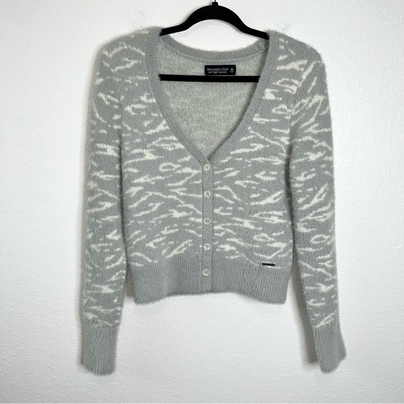 Abercrombie & Fitch Sweater Cardigan Women Medium Gray White Soft Fuzzy Zebra C3 - Picture 1 of 8